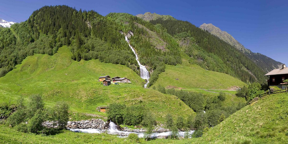 Panorama Ausblick Hollerbachtal, bei Sonnenschein und grünen Wiesen
