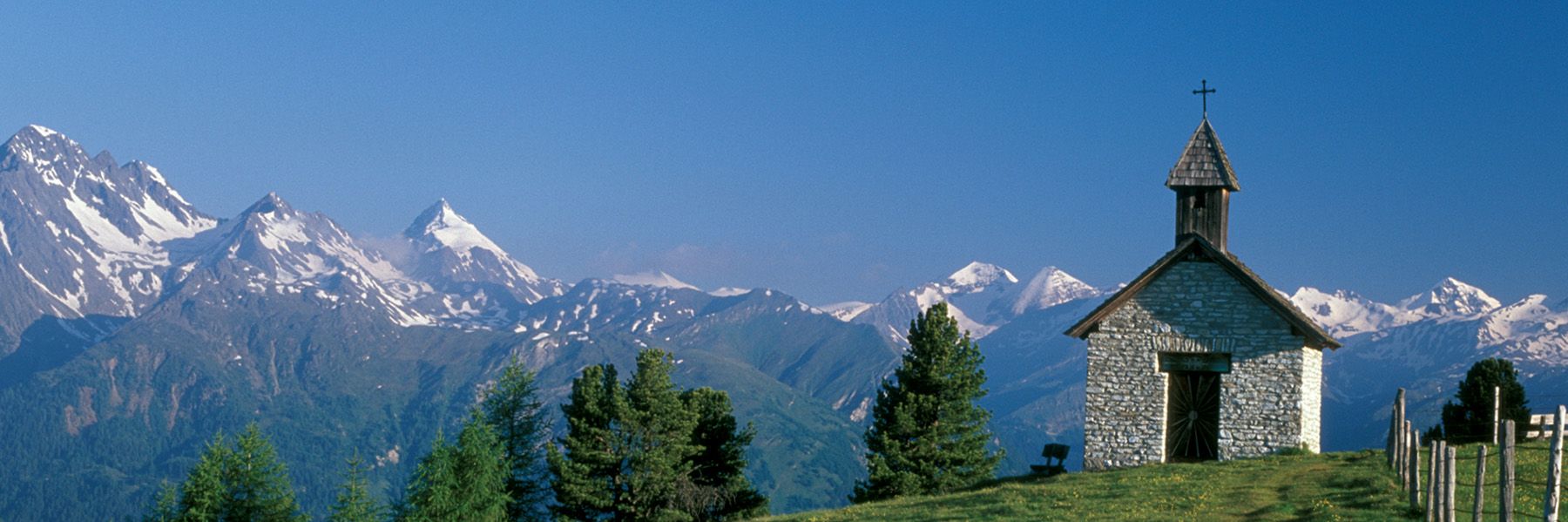Blauer Himmel und Sonnenschein lassen die Mohralm erstrahlen